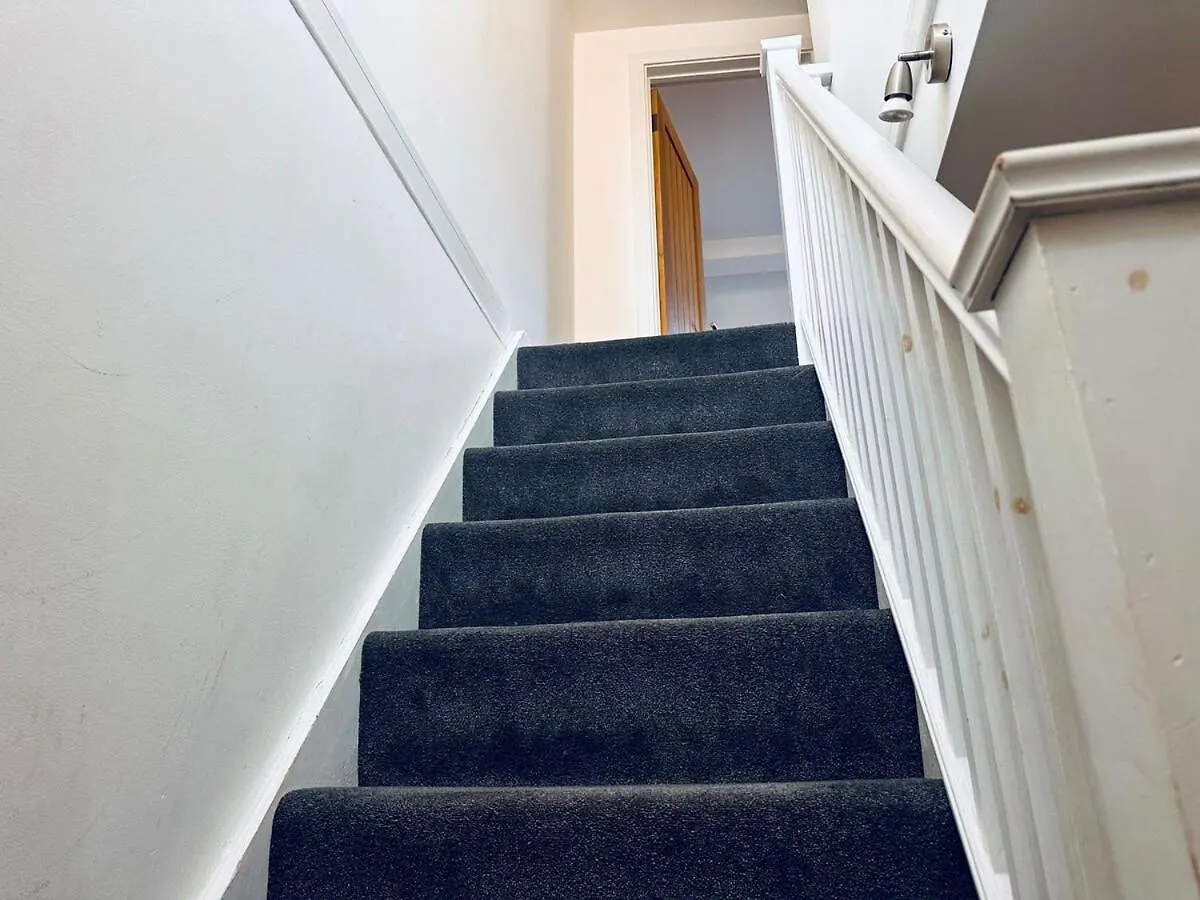 High Street Duplex 3 Bed Flat Apartment Staines-upon-Thames