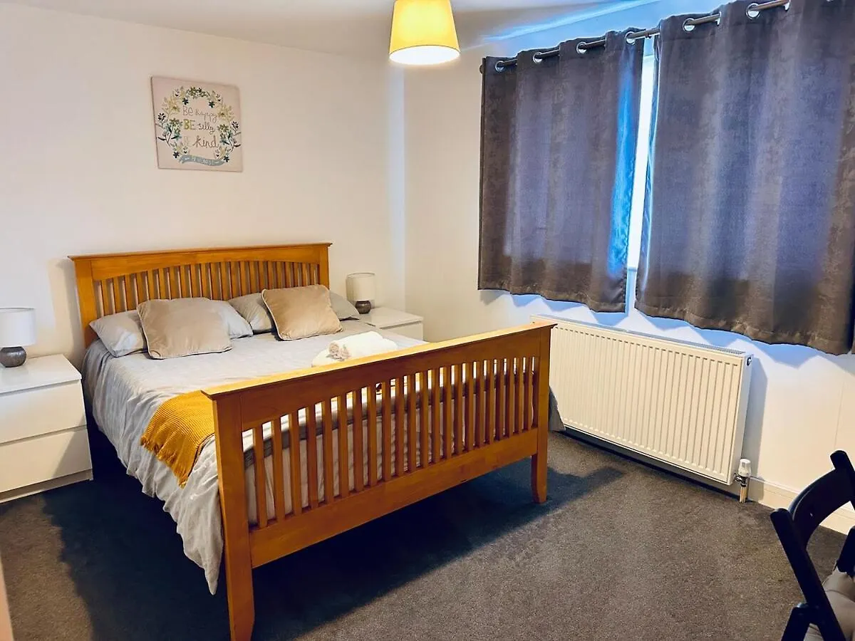 High Street Duplex 3 Bed Flat Apartment Staines-upon-Thames