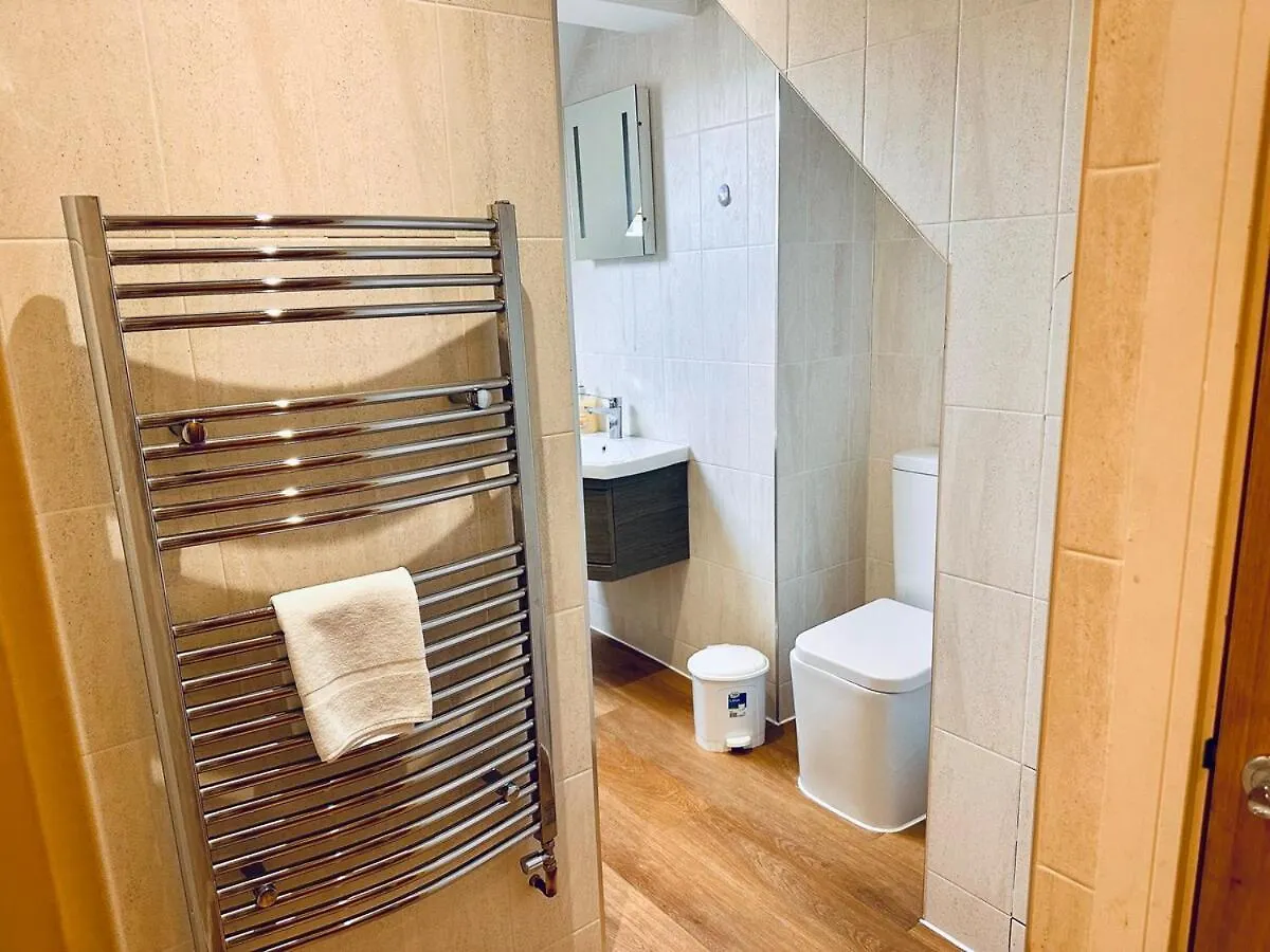 High Street Duplex 3 Bed Flat Apartment Staines-upon-Thames 0*,  United Kingdom