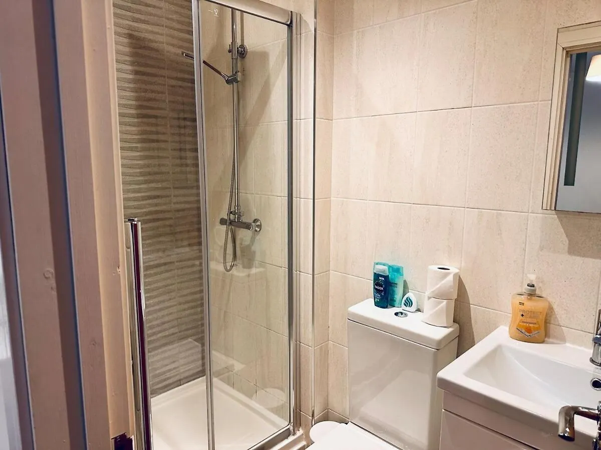 High Street Duplex 3 Bed Flat Apartment Staines-upon-Thames United Kingdom