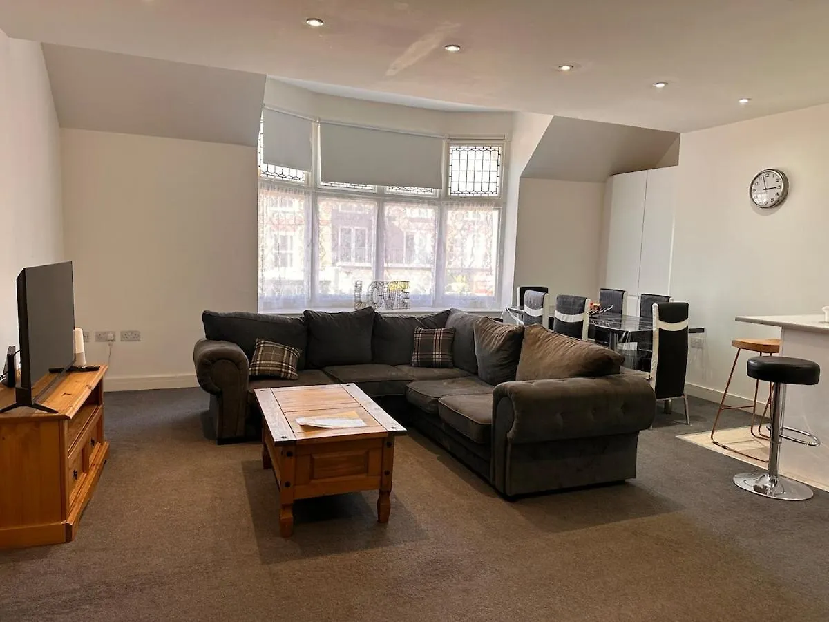 High Street Duplex 3 Bed Flat Apartment Staines-upon-Thames