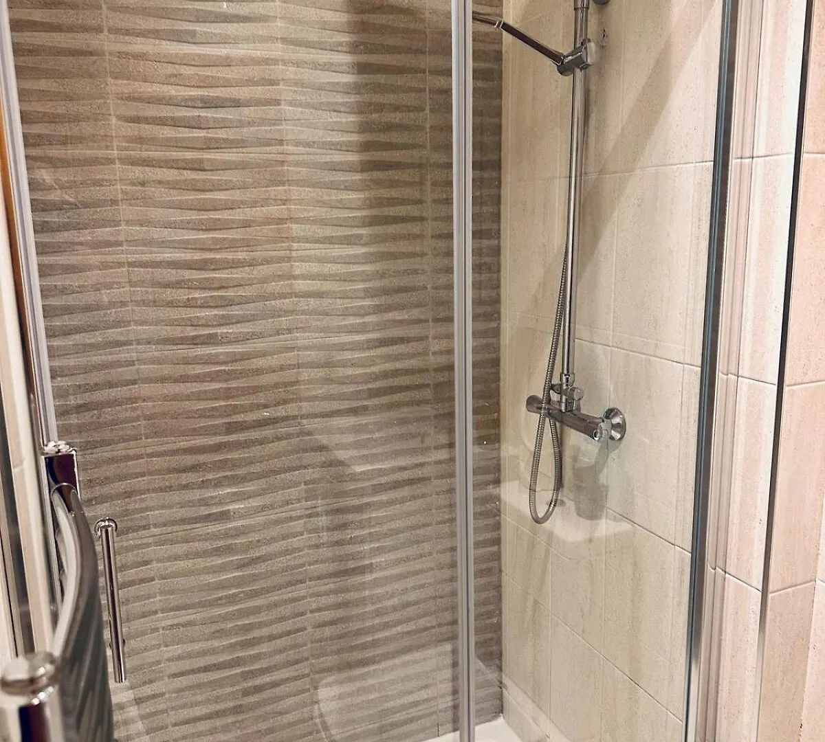 High Street Duplex 3 Bed Flat Apartment Staines-upon-Thames